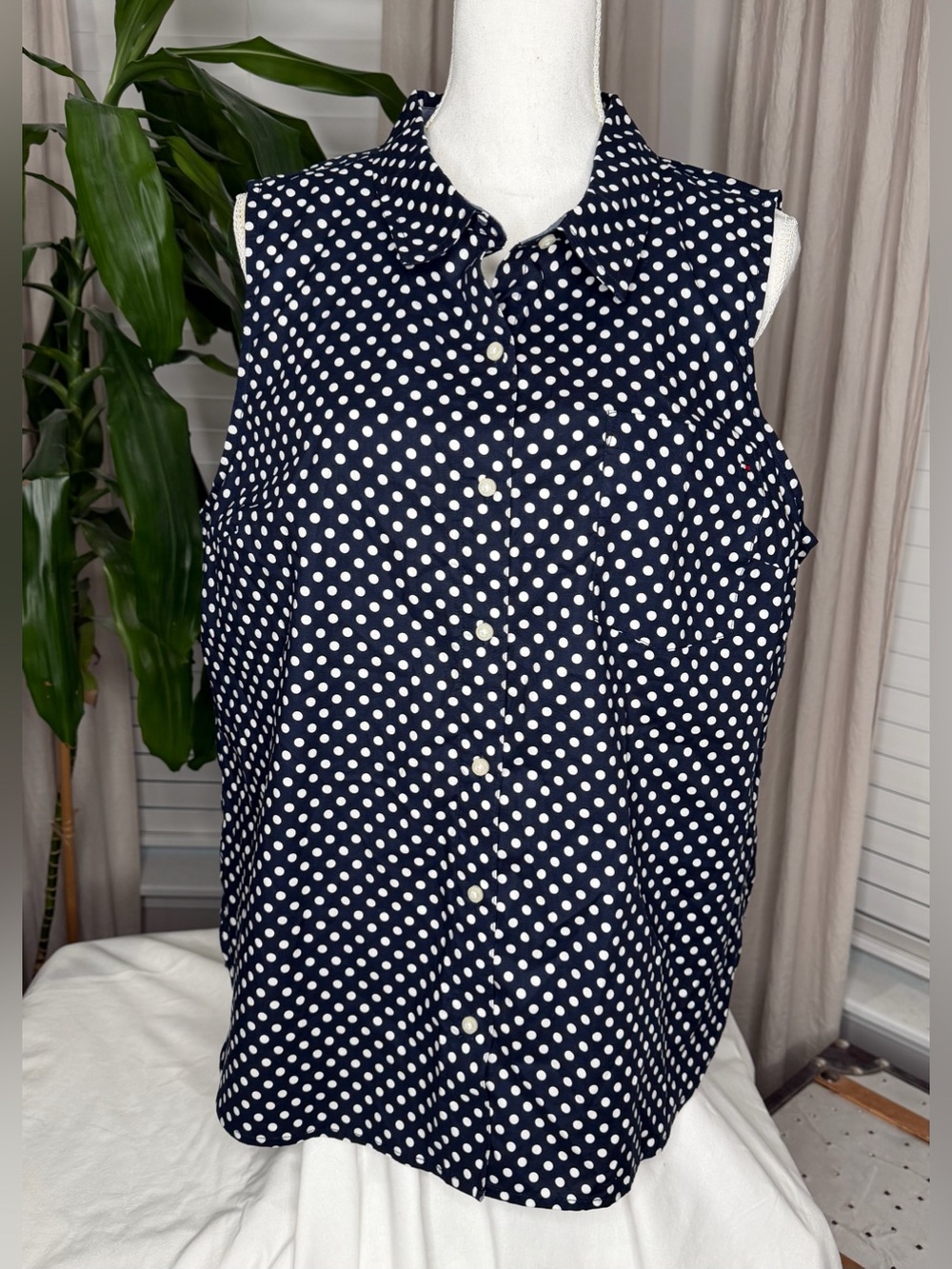 Tommy Hilfiger Women's Navy/White Polka Dot Sleeveless Button-Front Blouse XL